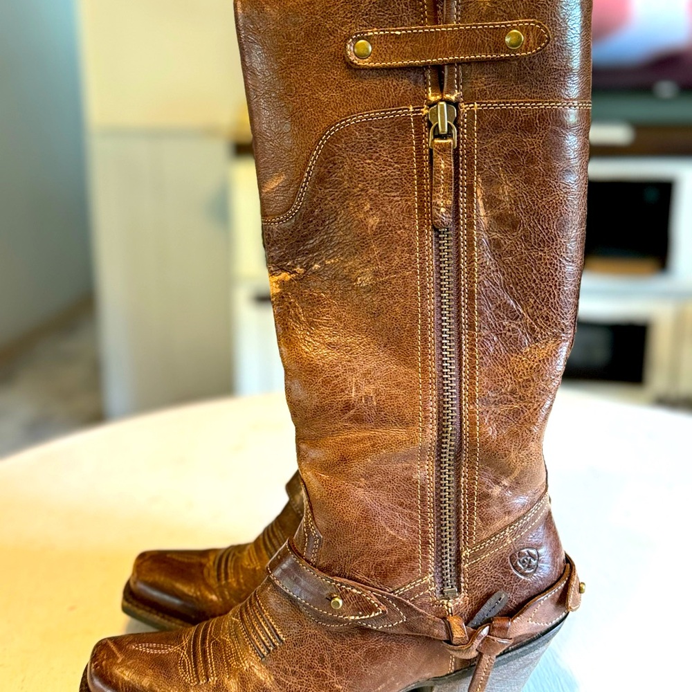 Size 6 Ariat boots
